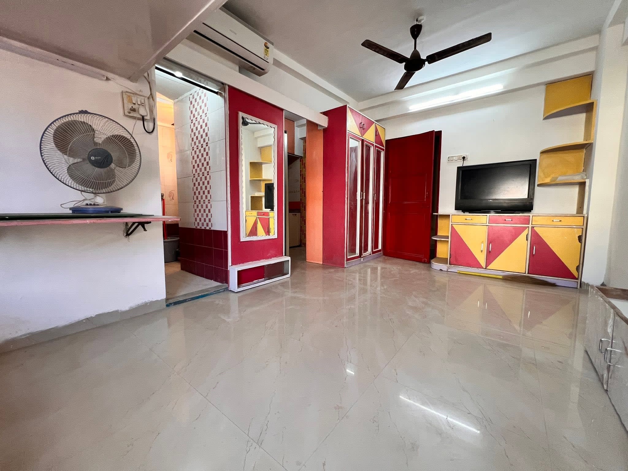 1 RK Semi Furnished, Stylish Flat for Rent of Rs.20K at Malad West, Opp. Ekta Nagar, Near Bhoomi Mart